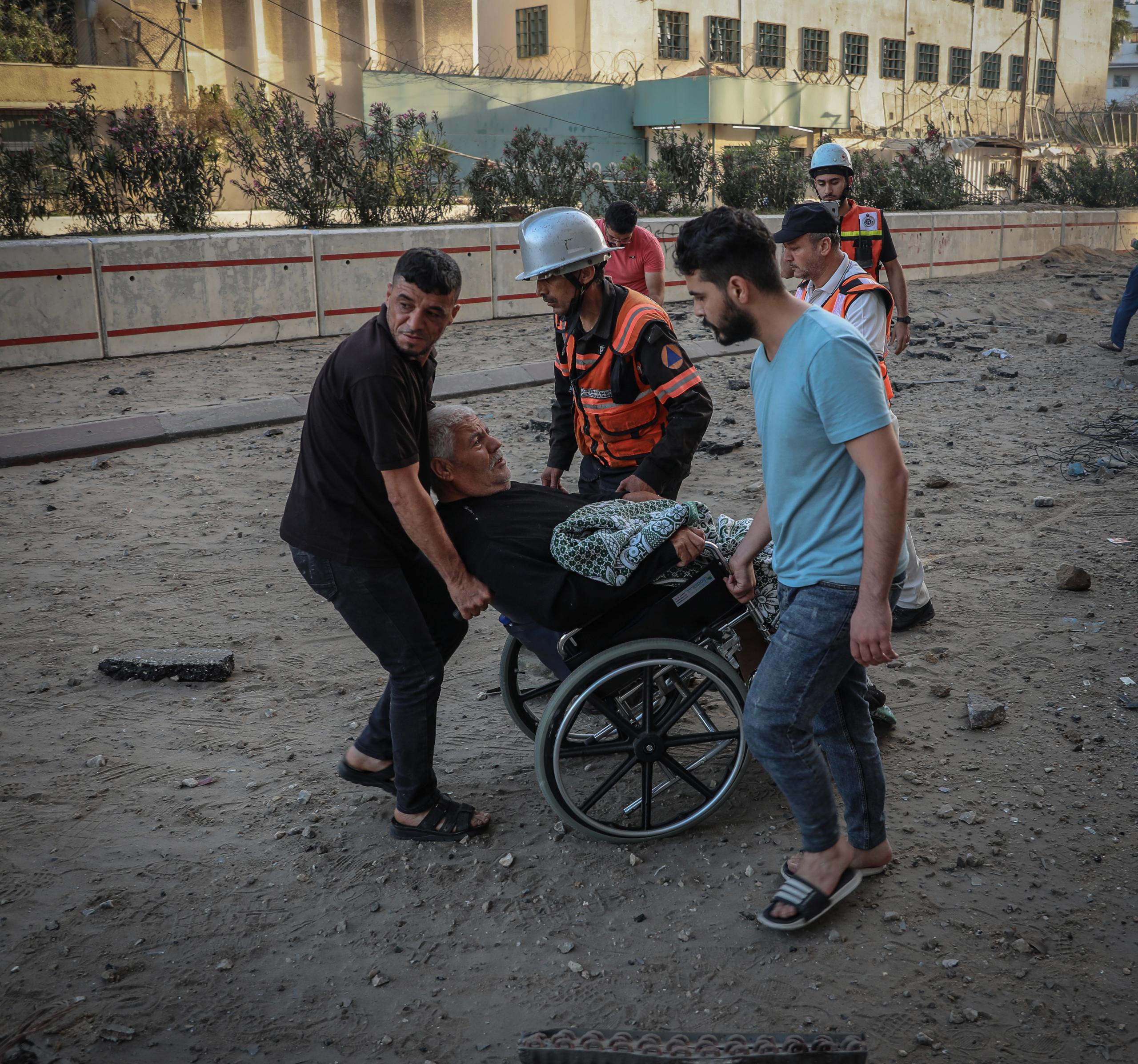 Verwoesting, gewonden en ontheemde mensen. Dat is wat het Israëlische bombardement op de woontoren Al-Sousi midden in Gaza-City heeft aangericht. De foto toont mensen die proberen een oude en gehandicapte man te evacueren uit het gebied dat werd gebombardeerd