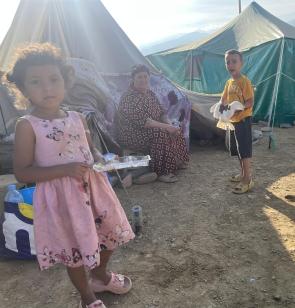 Famille rescapée du tremblement de terre et abritée dans des tentes