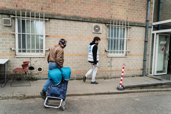 Une personne sans-abri se rendant en consultation de Médecins du Monde
