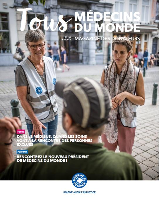 Couverture du journal des donateurs de Médecins du Monde de l'été 2018 - deux travailleuses de Médecins du Monde font face à une personne assise par terre, dans les rues de Bruxelles.