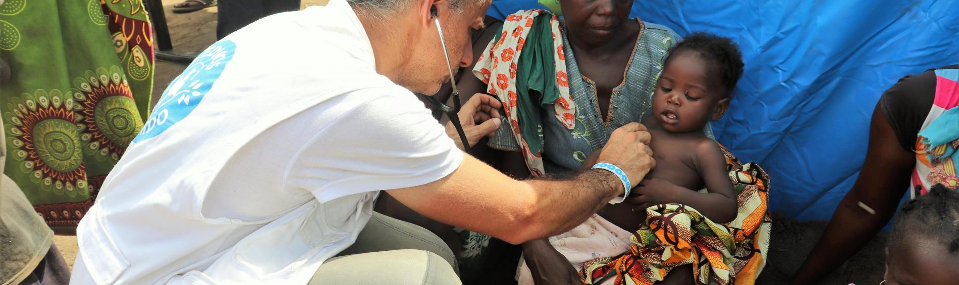 Un médecin examinant un enfant au Mozambique