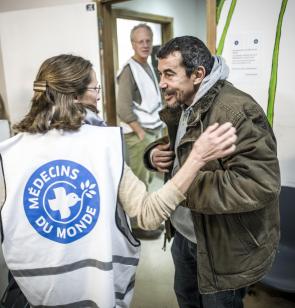 Une infirmière de Médecins du Monde accueille un patient dans un cabinet médical du Plan hiver, à Bruxelles.
