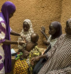 Prise des paramètres d’un enfant par une aide-soignante au centre hospitalier de Toullou. ©Olivier Papegnies, 2016, Niger.