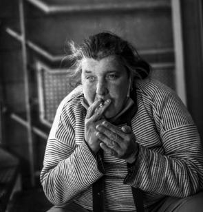 Femme sans-abri hébergée temporairement au stade de football durant l’épidémie de COVID-19. ©Olivier Papegnies, 2020, Mons.