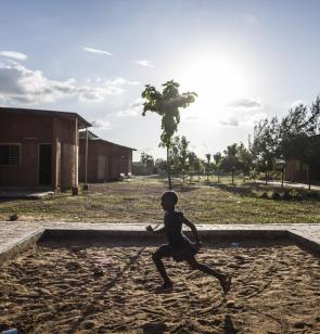 Instant suspendu au village des jeunes filles de Keoogo. ©Olivier Papegnies, 2021, Burkina Faso.