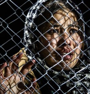 Femme réfugiée à la frontière Macédoine/Grèce inquiète de ne pas savoir si sa famille pourra la rejoindre. ©Kristof Vadino, 2015, Macédoine.