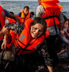 Personnes réfugiées ayant accosté sur la plage de Skyminea (Lesbos) après une traversée dans une embarcation fragile et surpeuplée. ©Kristof Vadino, 2015, Grèce.