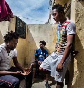 Réfugiés subsahariens cachés à Agadir afin d’éviter d’être victimes de racisme.  ©Kristof Vadino, 2017, Maroc. 