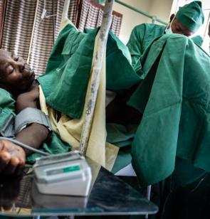 Opération d’une victime de violences sexuelles à l’hôpital de Panzi à Bukavu. ©Kristof Vadino, 2016, République Démocratique du Congo.