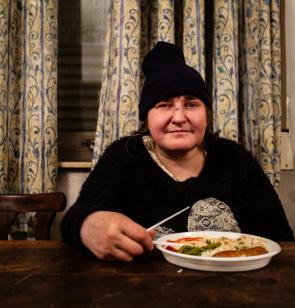 Femme sans-abri recevant un repas dans un hébergement d’urgence à Bruxelles. ©Kristof Vadino, 2016, Bruxelles.