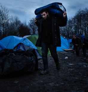 Personne réfugiée  originaire du Kurdistan irakien dans le camp de Grande Synthe (à côté de Duinkerke), en attentede pouvoir rejoindre l’Angleterre.©Kristof Vadino, 2015, France.
