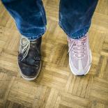 Chaussures dépareillées d'un bénéficiaire du centre de jour Jacques Brel