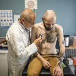 Docteur Lucas Desaedeleer soigne un patient à l'Antenne de soins de Médecins du Monde (La Louvière)
