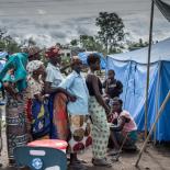 mensen wachten op consult in kamp voor ontheemden na orkaan mozambique