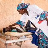 Vrouw in Niger verzorgt jong kind
