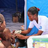 une infirmière qui examine un enfant au Mozambique