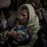 réfugiée ukraine tenant son bébé dans les bras
