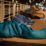 Personnes migrantes qui dorment à la rue