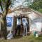 Dans un parc à Bruxelles, deux bénévoles de Médecins du Monde termine d'installer une tente blanche.